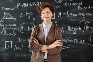 Curso sobre matemáticas financieras 7 photo of woman standing in front of blackboard