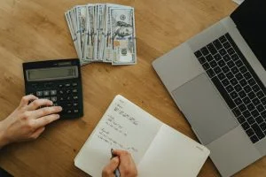 Curso de contabilidad para inexpertos 3 desk laptop office technology