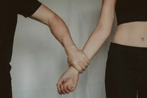 Curso de Derecho contra la violencia de género 1 crop man grasping hand of woman